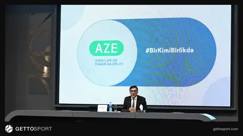 Fərid Qayıbov Azərbaycan İdman Akademiyasında idmançılara vəsiqə təqdim edərkən