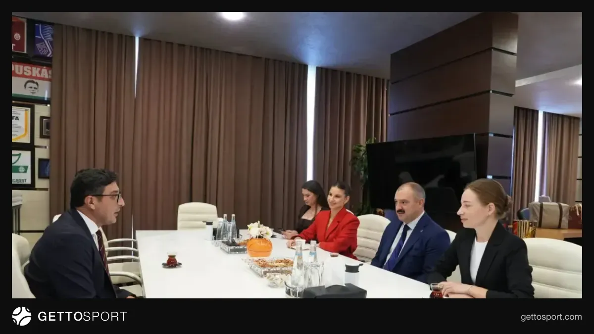 Fərid Qayıbov və Viktor Lukaşenko görüş zamanı əl sıxışarkən