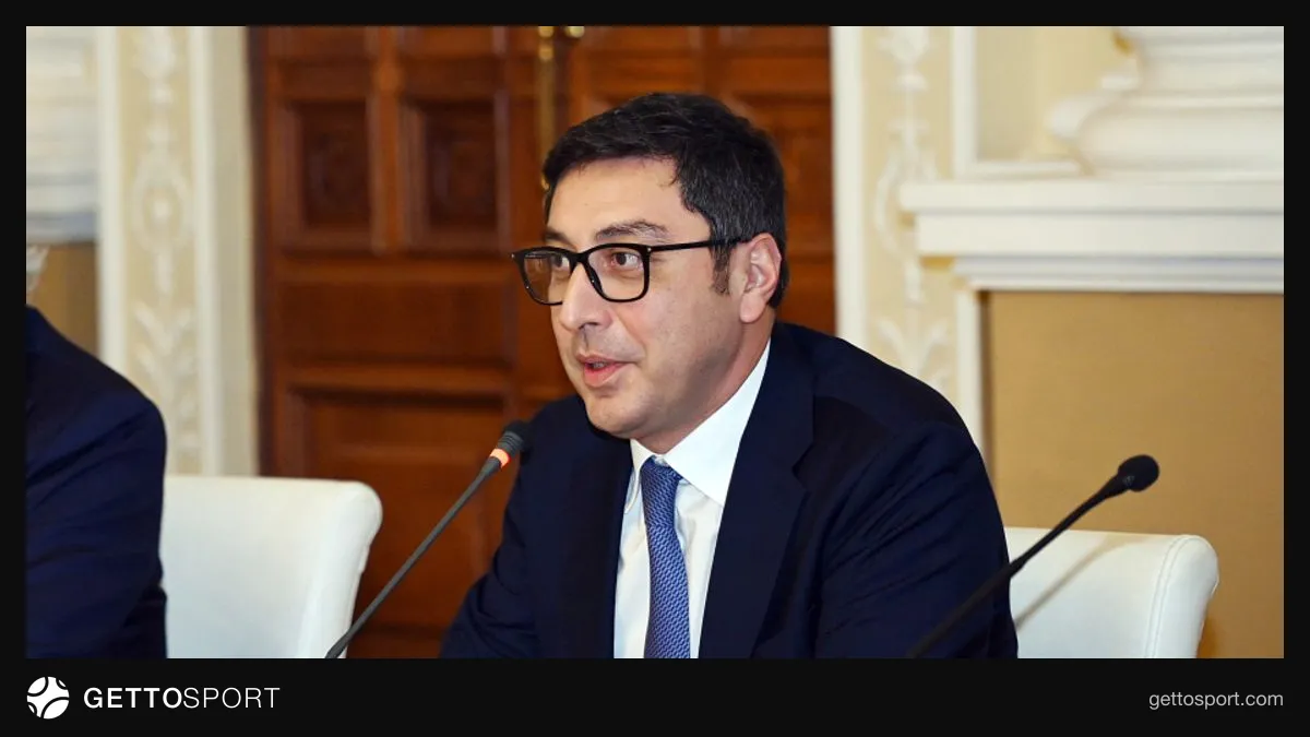 Fərid Qayıbov mətbuat qarşısında danışır