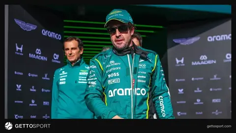Fernando Alonso mikrofon qarşısında açıqlama verərkən