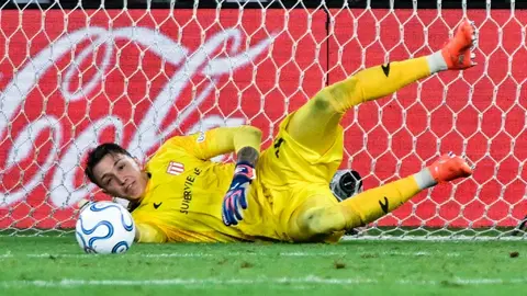 Fernando Muslera penaltılarda topu kurtarıyor, Estudiantes formasıyla sevinç