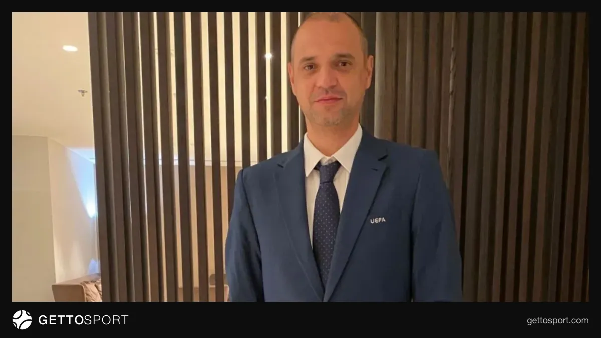 Fərrux Hüseynzadə AFFA loqolu pencəkdə, rəsmiləşmə görüntüsü
