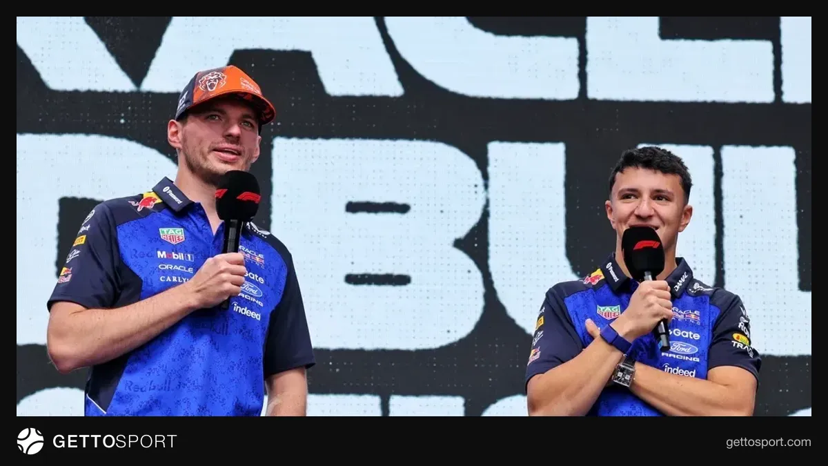 Maks Ferstappen Red Bull bolidi yanında danışır