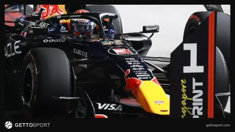Max Ferstappen təbəssüm edərək sprint qalibiyyətini qeyd edir
