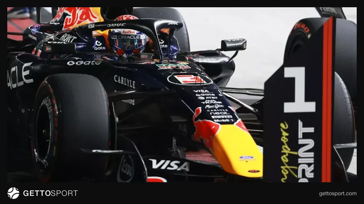 Max Ferstappen təbəssüm edərək sprint qalibiyyətini qeyd edir