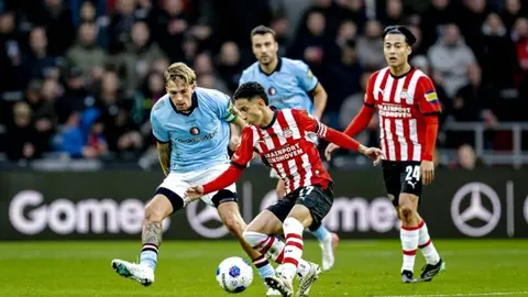PSV ile Feyenoord arasında Philips Stadyumu'nda oynanan maçtan oyuncular top için mücadele ediyor