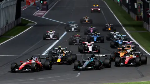 FIA Başkanı Mohammed Ben Sulayem konuşurken, arka planda Formula 1 aracı silueti