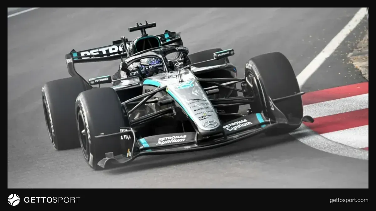 Cordan Rassell və Mercedes W17 trasda texniki servis zamanı