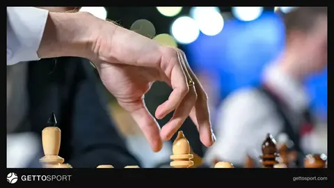 FIDE loqosu və saatla şahmat lövhəsi