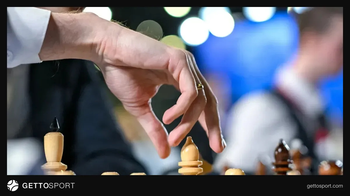 FIDE loqosu və saatla şahmat lövhəsi