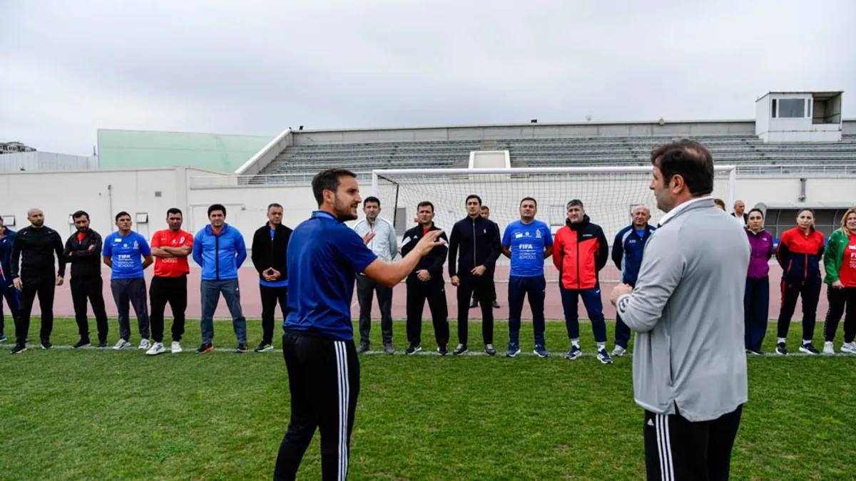 Bakı Olimpiya Stadionunda keçirilən seminar zamanı müəllimlər və rəsmilər