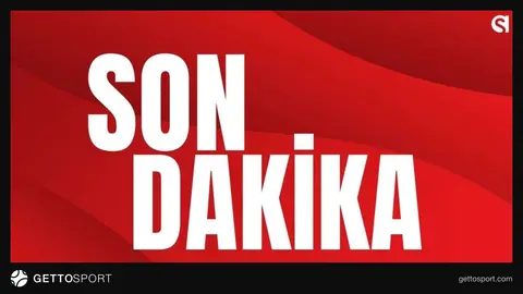 FIFA yazılı pankart önünde futbol kulübü logoları