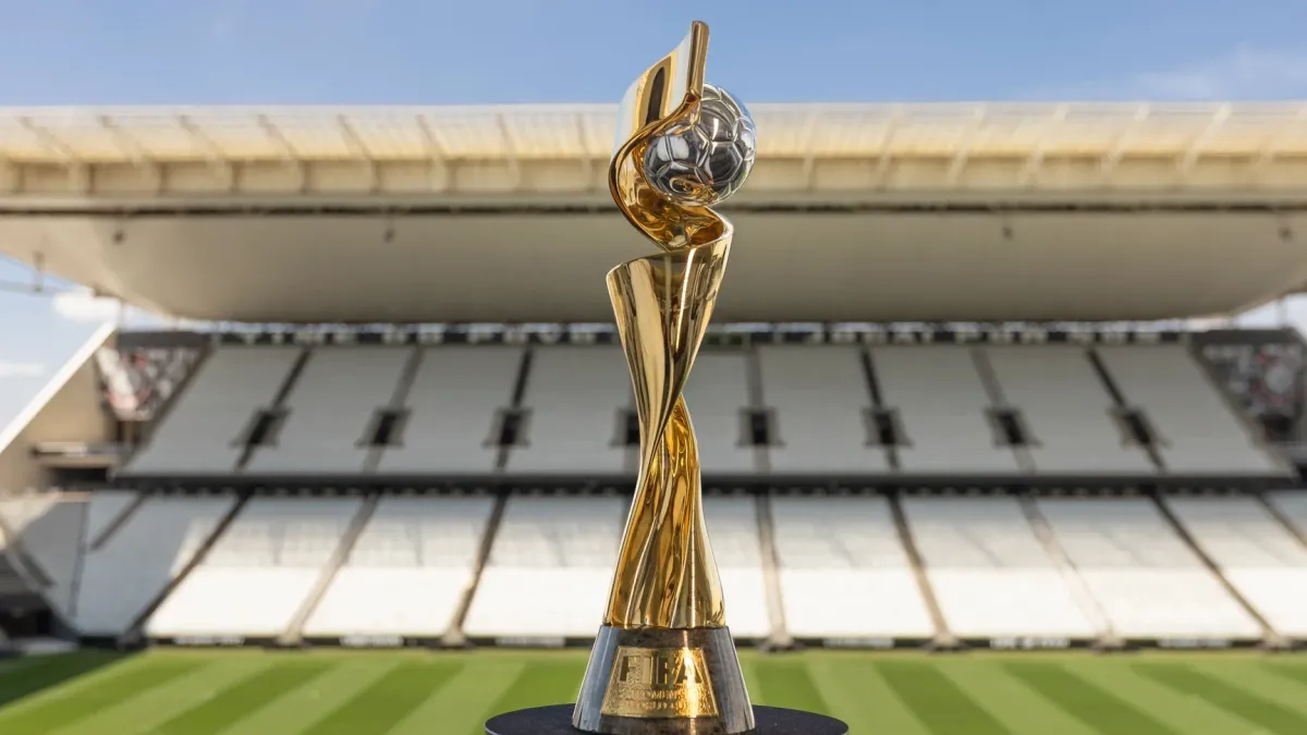 FIFA loqosu və qadın futbolu stadionu fonunda bayraqlar