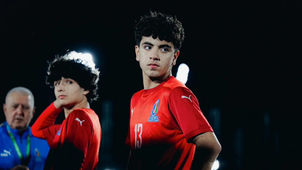 Stadionda FIFA U-15 Dünya Çempionatı iştirakçıları və tamaşaçılar