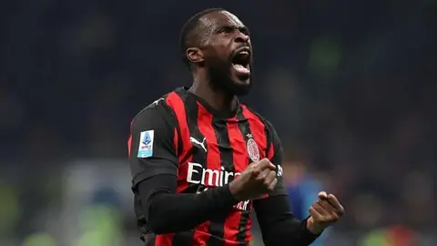 Fikayo Tomori qırmızı qara Milan forması ilə meydanda