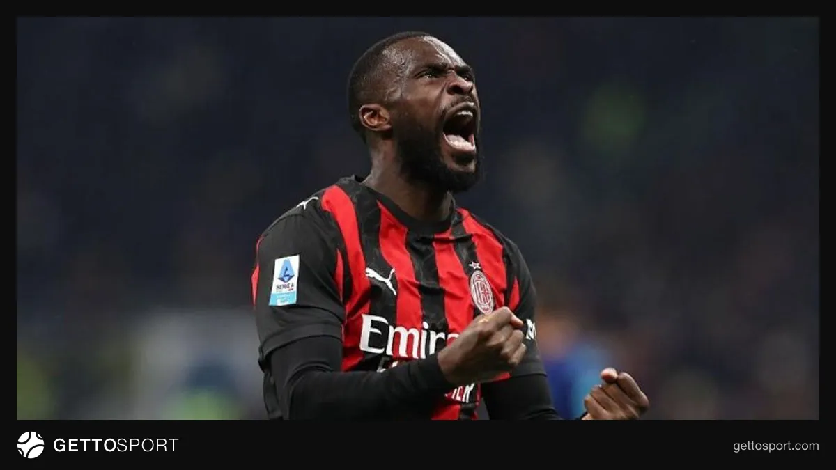 Fikayo Tomori qırmızı qara Milan forması ilə meydanda