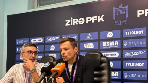 Filipe Kandido mətbuat konfransında danışır