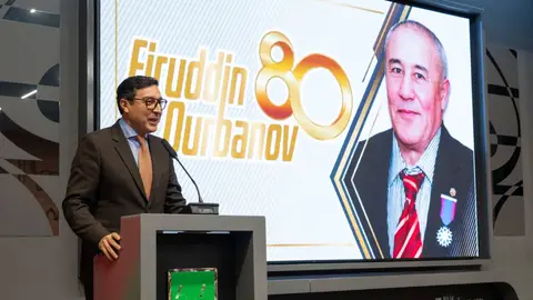 Firudin Qurbanov yubiley tədbirində nitq söyləyir və dinləyicilər