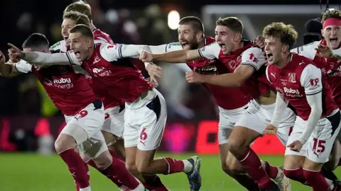 Fleetwood Siti futbolçuları Arsenal-a qarşı kubok matçında sevinir