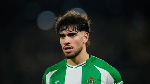 Abde Ezzalzouli Betis forması ilə topu sürür