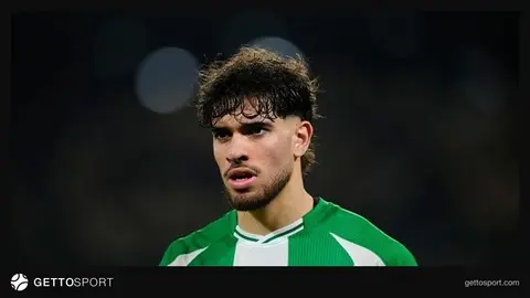 Abde Ezzalzouli Betis forması ilə topu sürür