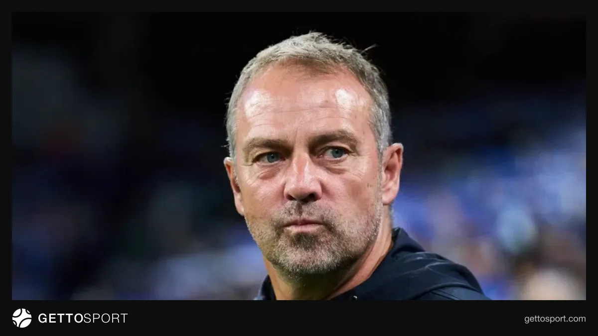 Hans-Diter Flik mətbuat konfransında və ya stadionda danışır