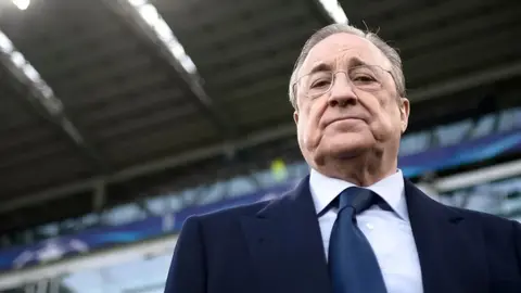 Florentino Peres tribunada oturub düşünür