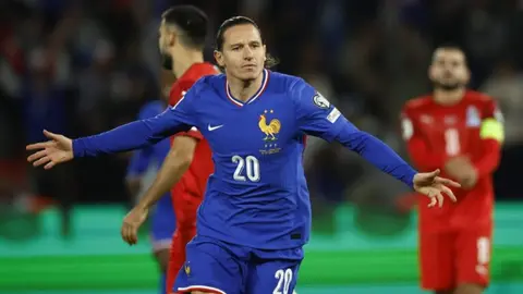 Florian Toven Lans forması ilə top üzərində