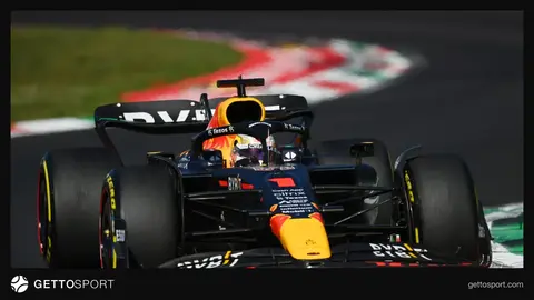 Formula-1 bolidinin yarış trasında hərəkətini əks etdirən ümumi görünüş