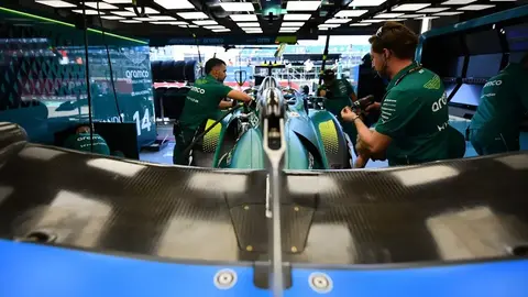 Formula 1 maşınının motor bölməsi və mühəndislər