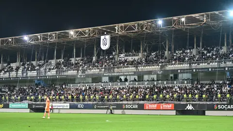 Forza Neftçi bayrağı və azarkeşlər tribunada