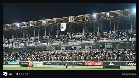 Forza Neftçi bayrağı və azarkeşlər tribunada