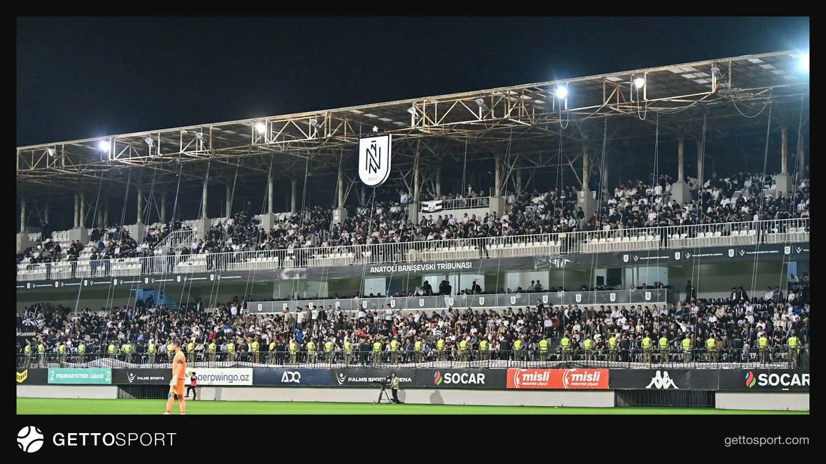Forza Neftçi bayrağı və azarkeşlər tribunada