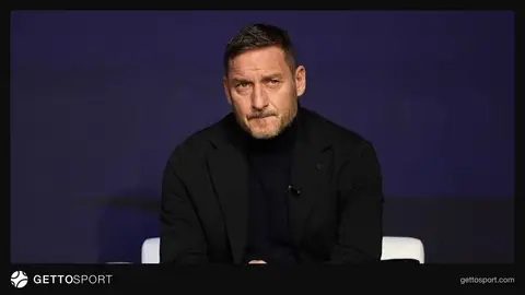 Françesko Totti Roma formasında tribunaya əl sallayır