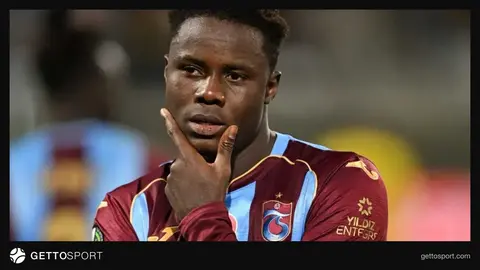 Franculino Dju top sürerken Beşiktaş savunmasıyla mücadele ediyor