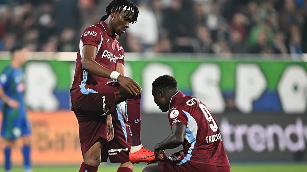 Franculino Dju gol sevincinde, bordo-mavili formayla