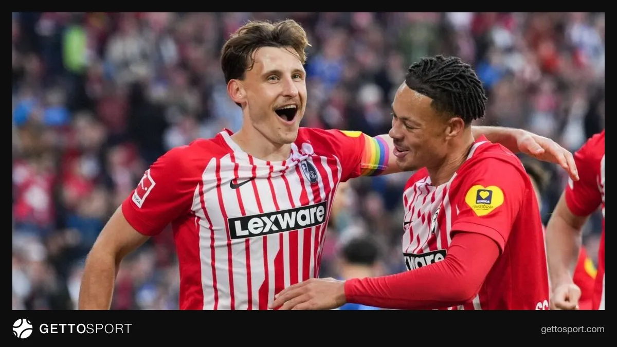 Freiburg oyuncuları gol sevinci veya maç anından bir kare