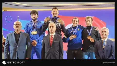Fuad Həsənov medallarla podiumda Albaniya Dürres 2026