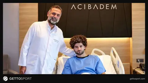 Bandajlı sol ayak bileğini tutan Fuat Bavuk hastane çıkışında