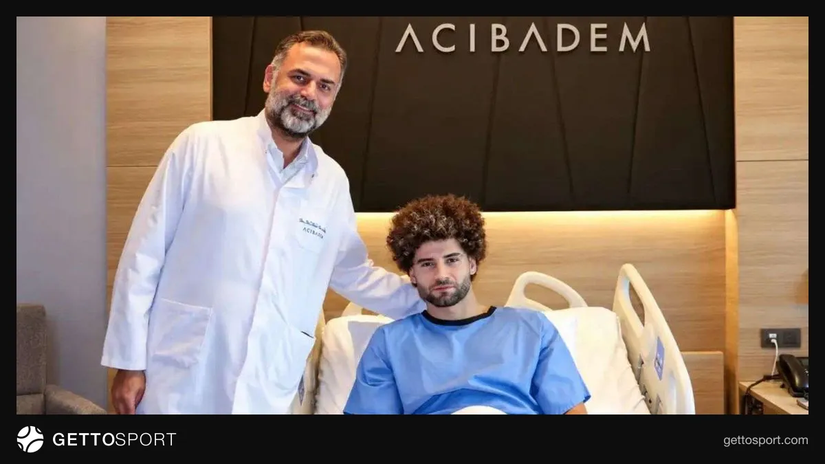 Bandajlı sol ayak bileğini tutan Fuat Bavuk hastane çıkışında