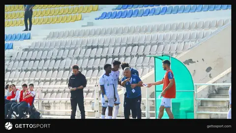 Stadionda məğlubiyyətdən sonra əsəbləşən baş məşqçi futbolçularla mübahisə edir