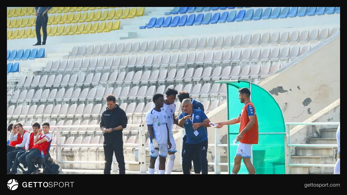 Stadionda məğlubiyyətdən sonra əsəbləşən baş məşqçi futbolçularla mübahisə edir