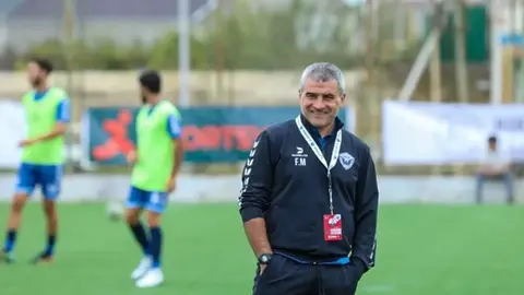Füzuli Məmmədov meydançada baş məşqçi kimi düşüncəli şəkildə