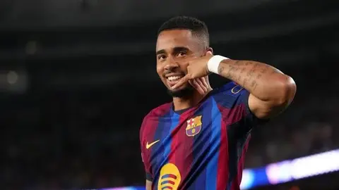 Gabriel Jesus Barcelona forması ilə tribunaya baxır
