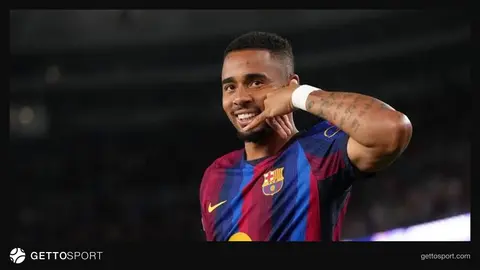 Gabriel Jesus Barcelona forması ilə tribunaya baxır
