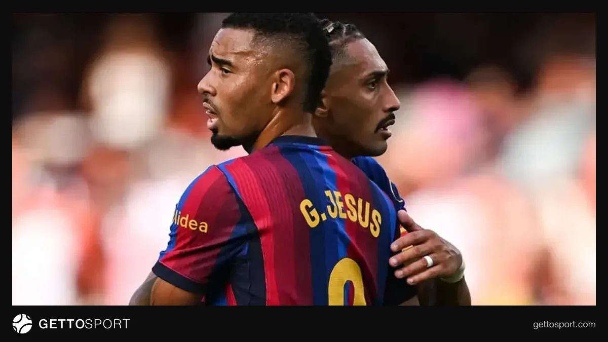 Gabriel Jesus mətbuat konfransında mikrofon qarşısında söyləyir
