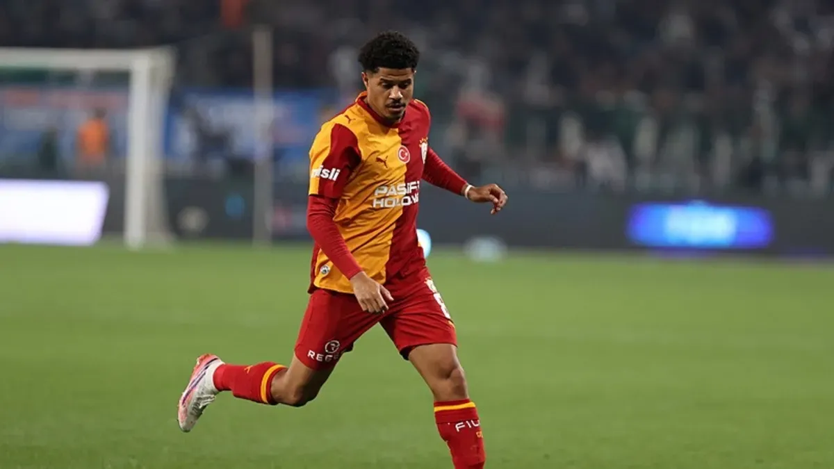 Gabriel Sara Galatasaray formasını giyerken saha içinde pas verirken