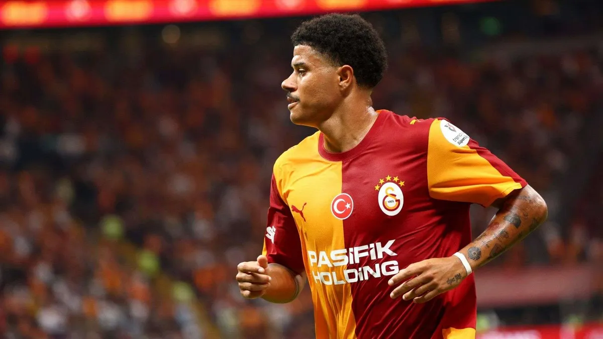 Gabriel Sara Galatasaray formasıyla maç esnasında top sürüyor