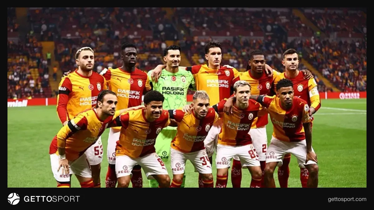Galatasaray formasıyla Gabriel Sara sahada top sürüyor