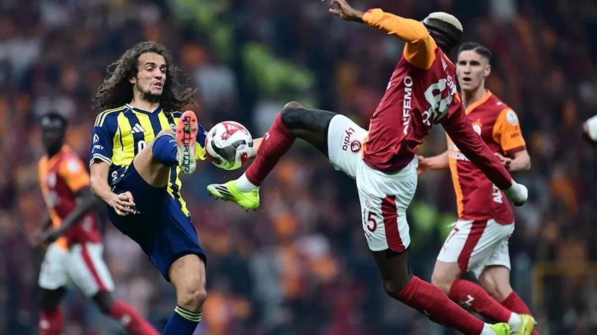 Galatasaray ve Fenerbahçe oyuncuları derbi sırasında saha görüntüsü